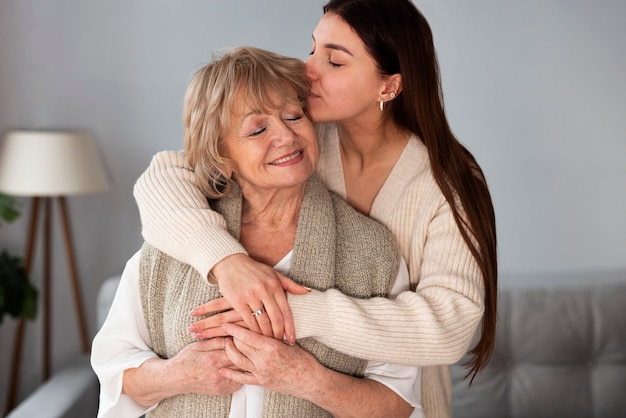 La nonna trascorre del tempo con i suoi nipoti