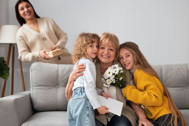 La nonna trascorre del tempo con i suoi nipoti