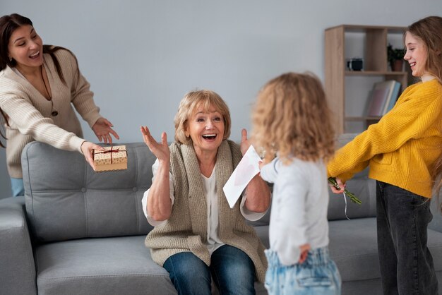 La nonna trascorre del tempo con i suoi nipoti