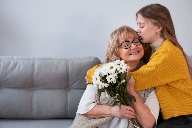 La nonna trascorre del tempo con i suoi nipoti