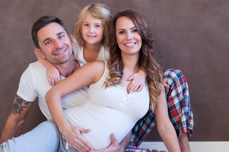 Foto gratuito la nostra famiglia non può aspettare un nuovo membro della famiglia
