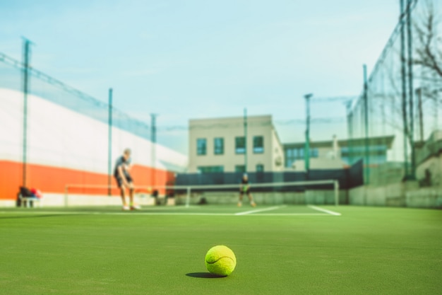 La palla da tennis su un campo da tennis