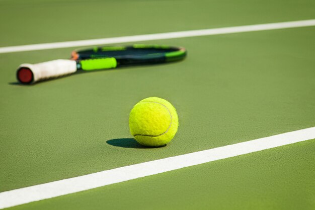 La pallina da tennis su un campo da tennis