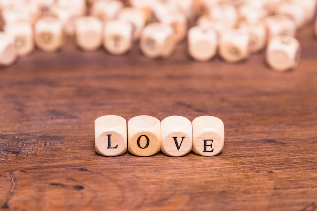 La parola amore ha organizzato sulla tavola di legno