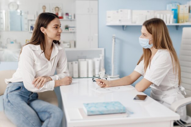 la paziente femminile visita il medico di cosmetologia