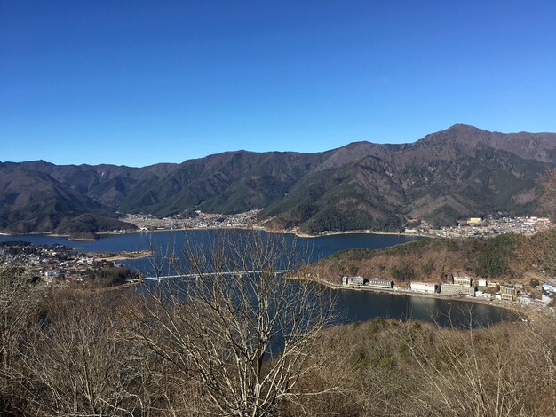 la periferia della montagna con vista panoramica sul lago