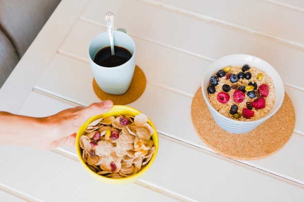 La persona del raccolto che serve un pasto sano