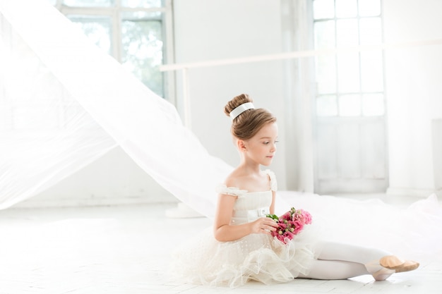 La piccola balerina in tutù bianco in classe alla scuola di balletto