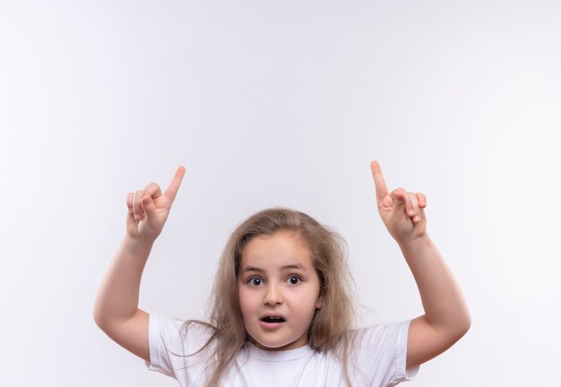 La piccola maglietta bianca da portare sorpresa della bambina della scuola indica su fondo bianco isolato