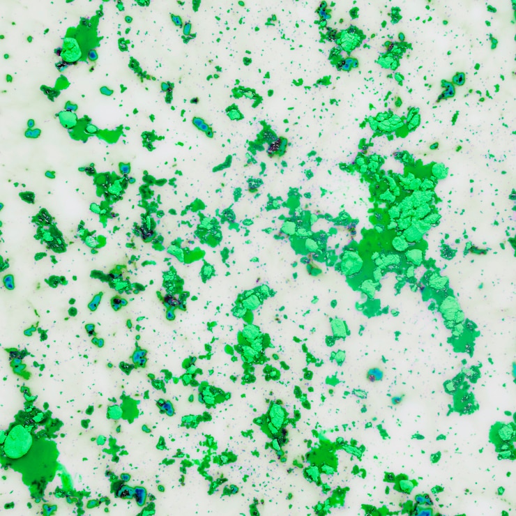 Foto gratuito la polvere verde astratta di holi schizza sul contesto bianco