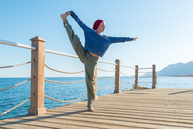 La pratica dello yoga al molo