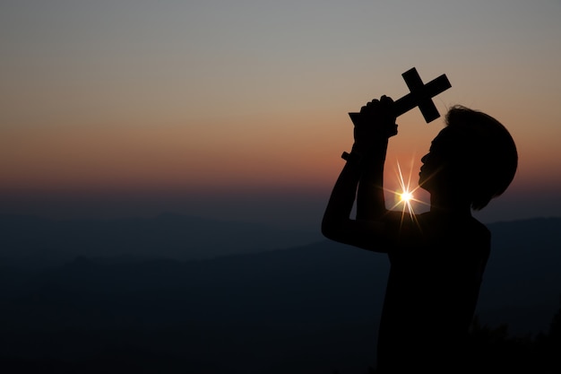 La preghiera spirituale passa il sole splende con il bello tramonto vago