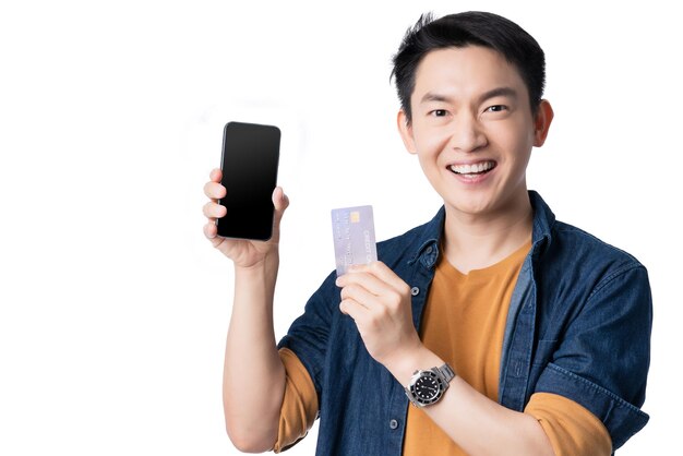 La promozione del pacchetto di vendita di grande successo è uscita asiatico stile di vita causale maschile gesto della mano presente carta di credito e smartphone grande evento promozionale a sorpresa