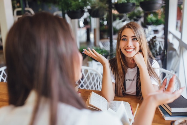 La ragazza bionda ha appreso notizie gioiose nel caffè