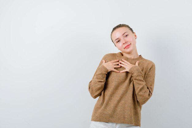 La ragazza bionda sta dimostrando di essere d'accordo con qualcosa su sfondo bianco