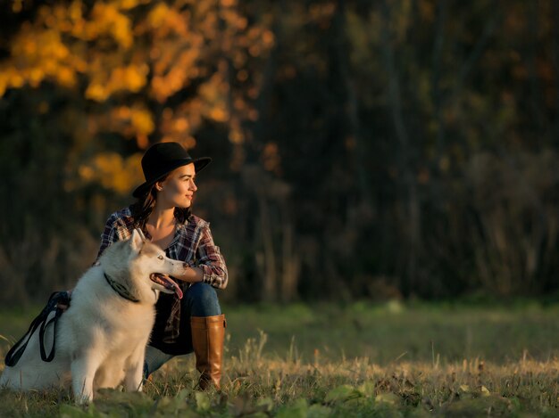 la ragazza cammina con husky