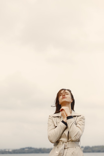 La ragazza cammina. Donna in un cappotto marrone