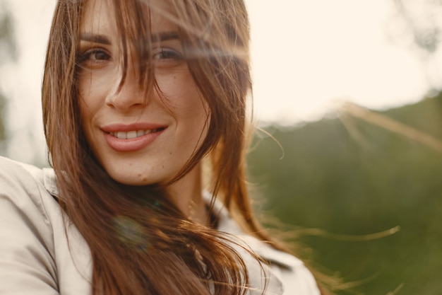 La ragazza cammina. Donna in un cappotto marrone