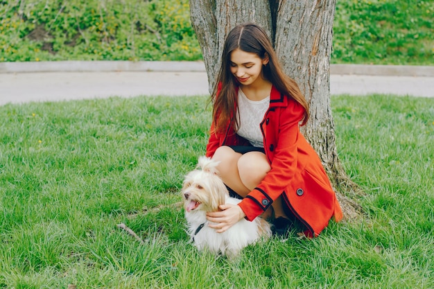 La ragazza cammina nel parco con il suo cane