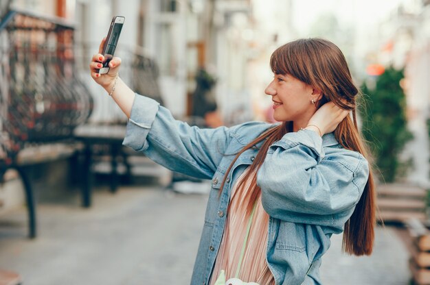 La ragazza cammina per la città.