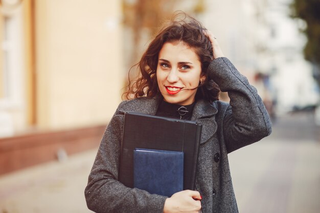 La ragazza cammina per le strade della città