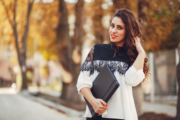 La ragazza cammina per le strade della città