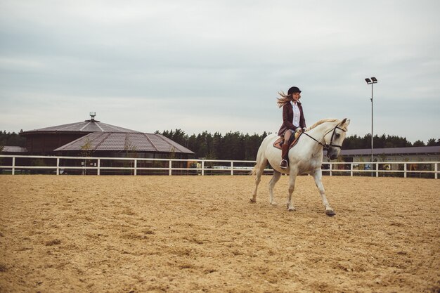 la ragazza cavalca un cavallo