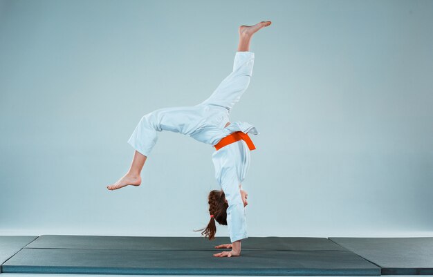 La ragazza che propone all'addestramento di Aikido nella scuola di arti marziali. Stile di vita sano e concetto di sport