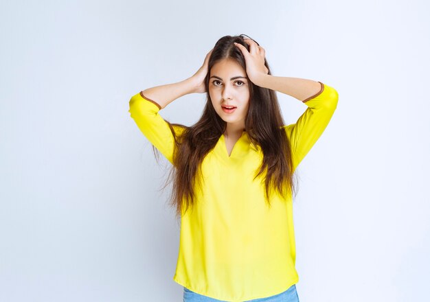 La ragazza con i capelli lunghi sembra sorpresa e confusa.