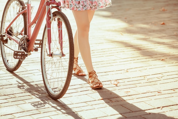 La ragazza con la bicicletta nel parco