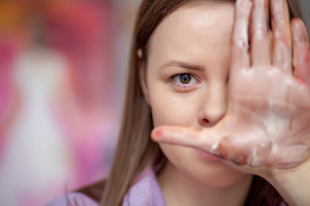 La ragazza con la mano dipinta