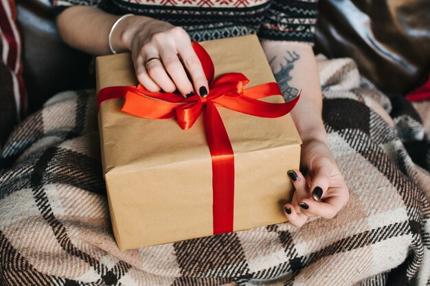 La ragazza con un regalo in grembo