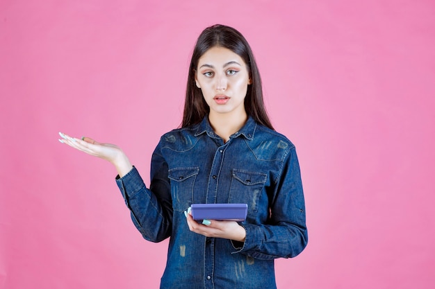 La ragazza con una calcolatrice sembra confusa e persa