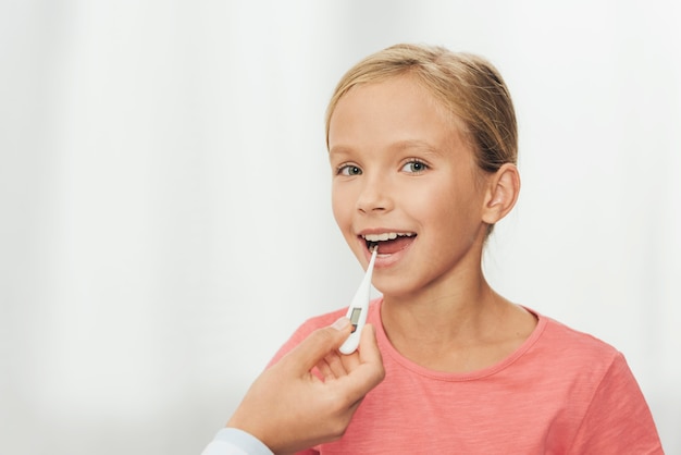 La ragazza del primo piano ha controllato la temperatura