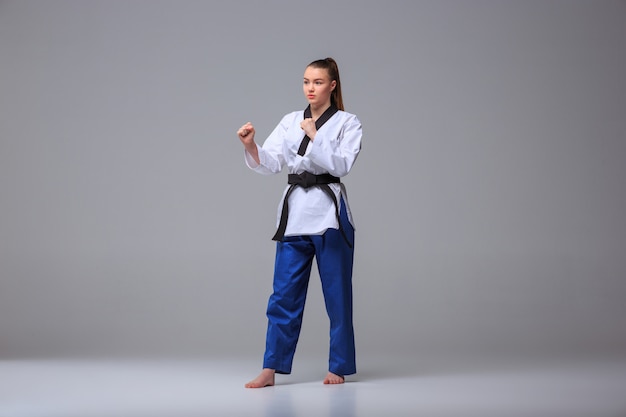La ragazza di karate con cintura nera