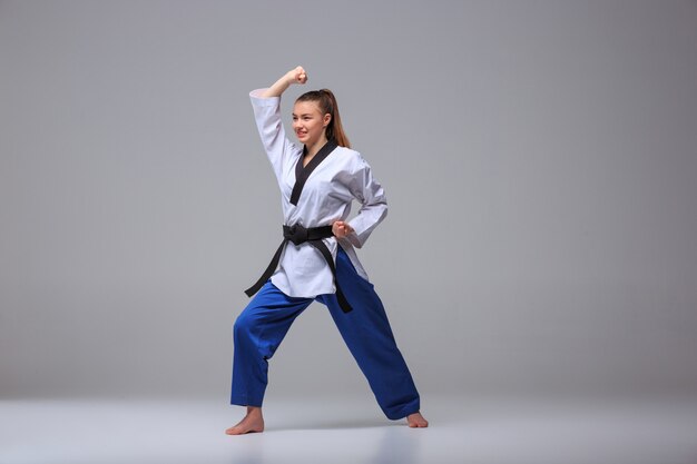 La ragazza di karate con cintura nera