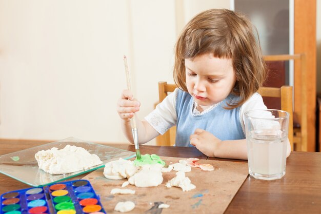 La ragazza dipinge le figurine della pasta