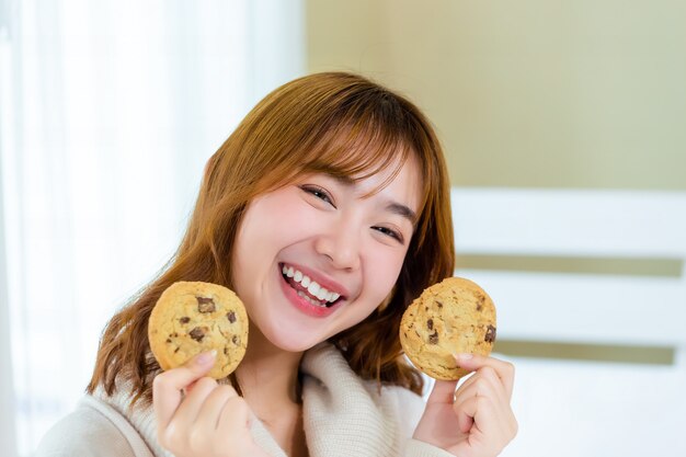 La ragazza e gustare deliziosi biscotti gourmet