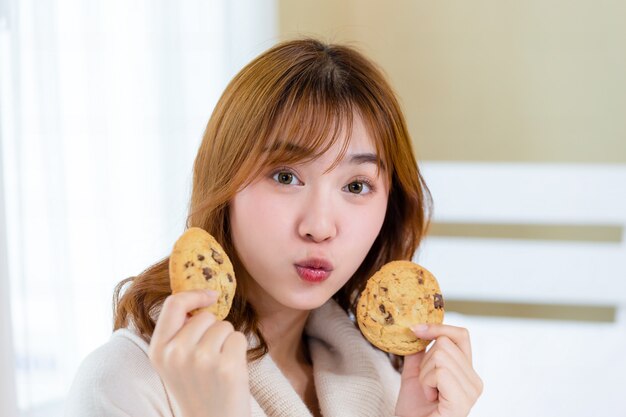 La ragazza e gustare deliziosi biscotti gourmet