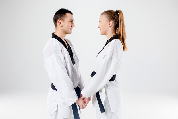La ragazza e il ragazzo di karate con cinture nere