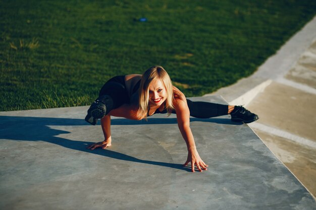 La ragazza è impegnata in ginnastica mattutina nel parco.