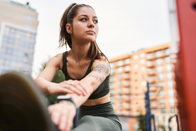 La ragazza è impegnata in sport sui simulatori