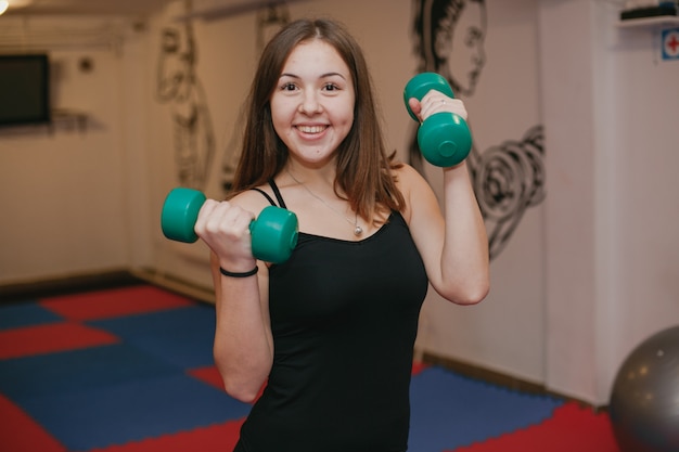 La ragazza è impegnata nello sport in palestra