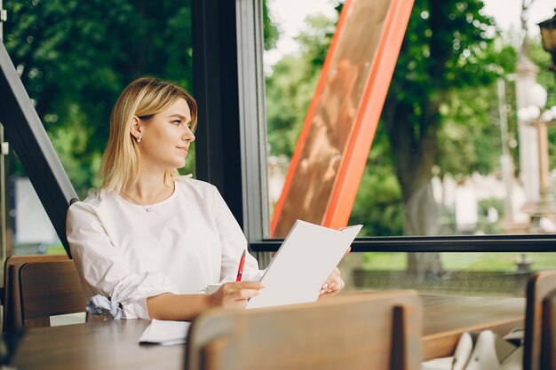 La ragazza è seduta nel caffè