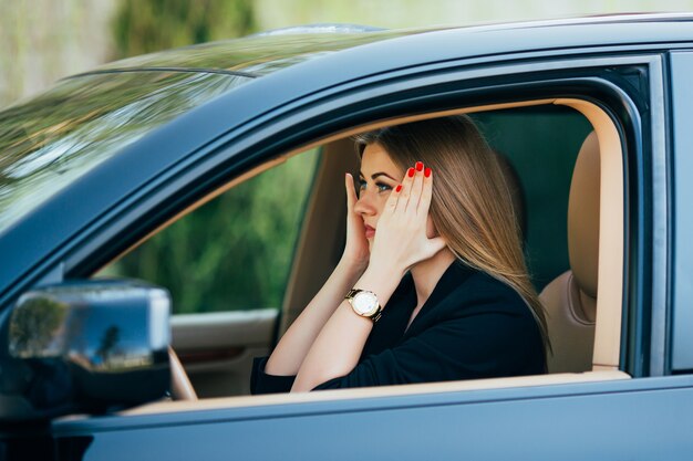 La ragazza ha tremato e si è spaventata prima dell'incidente sulla strada con l'auto.