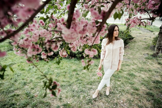 La ragazza ha un aspetto sognante e si trova in un parco