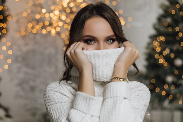 La ragazza ha vestito un pullover sul viso