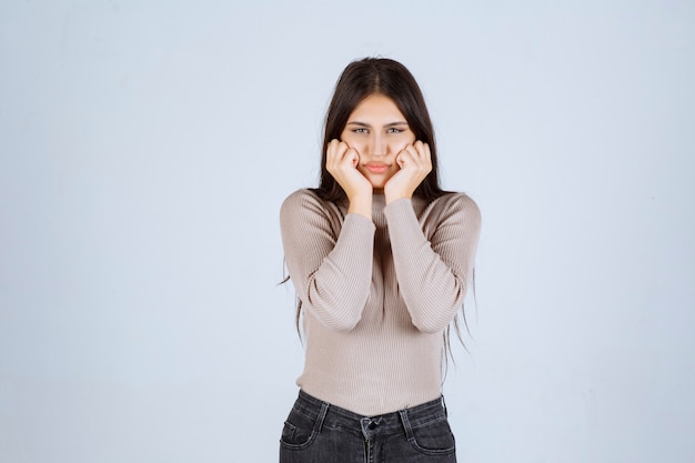 La ragazza in camicia grigia sembra elettrizzata.