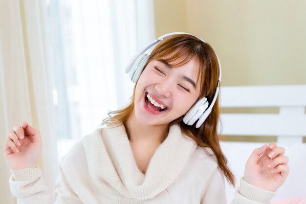 La ragazza indossava le cuffie e si godeva la musica sul letto