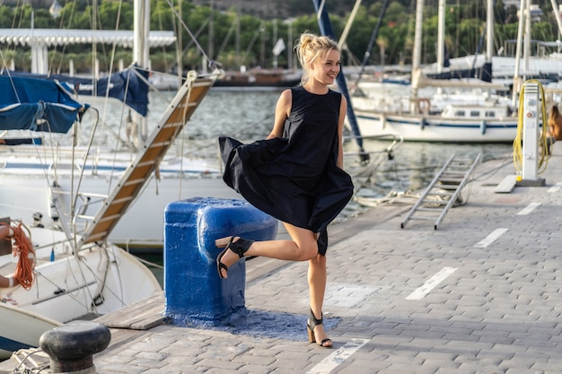 La ragazza nel porto